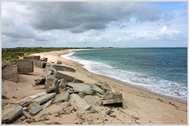 Rester af bunkers ved Kanonbatteri Blankenese som de idag ligger spredt på stranden